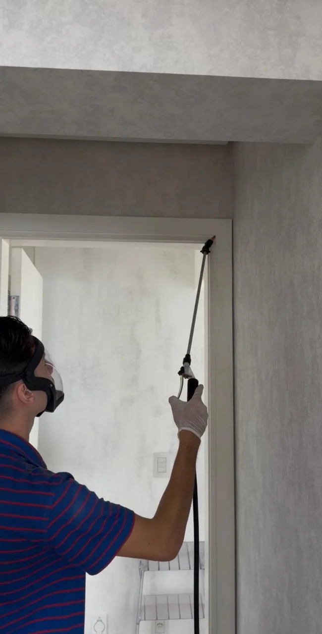 Técnico aplicando tratamento em porta - São Paulo